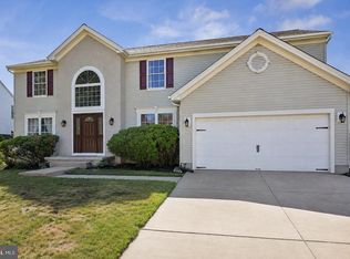 7 Flagstone Dr, Sicklerville, NJ 08081