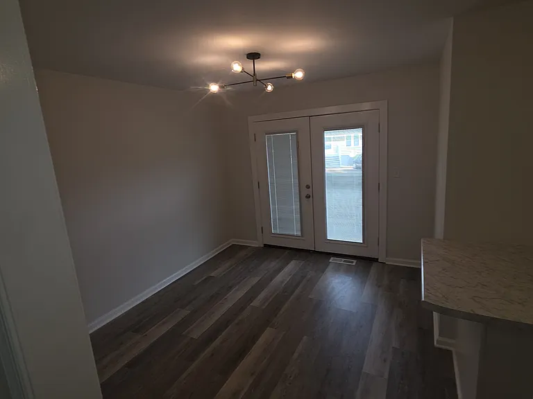 1324 Riverdale Dr — Photo 2