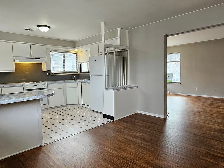 1136 Akron St — Photo 11