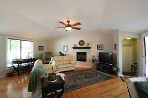 Large bright living Room w fireplace