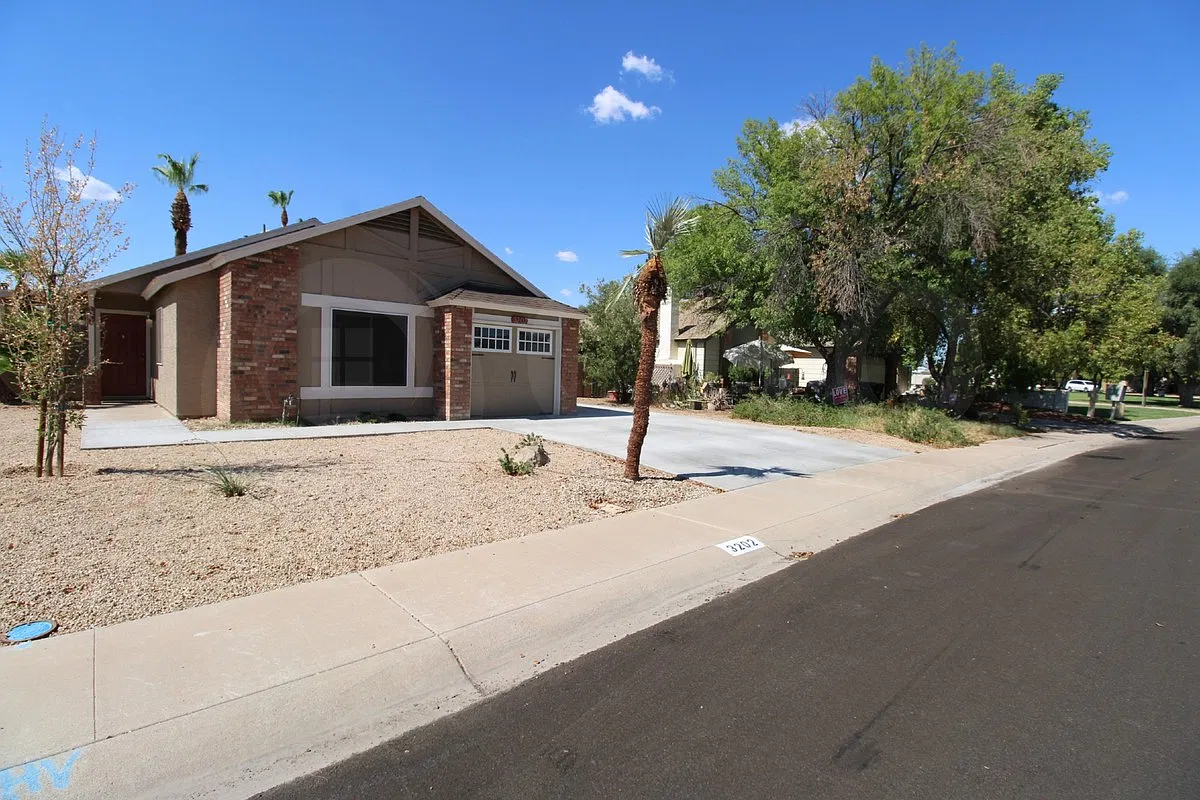 3 bed, 2.0 bath, 1143 sqft, $2,250 — Photo 2