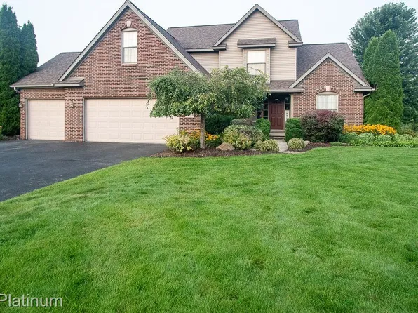 8524 Saddlewood Cir, Brighton, MI 48116