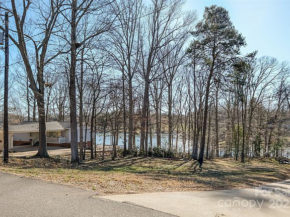 2nd image of 2212 Holly Ln