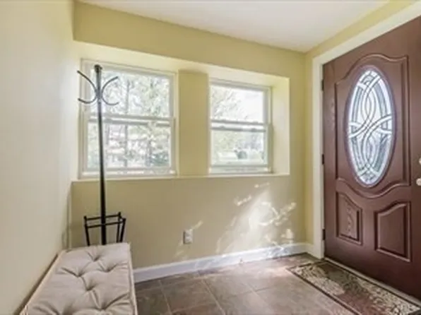 4 Hobson Ave, Woburn, MA 01801