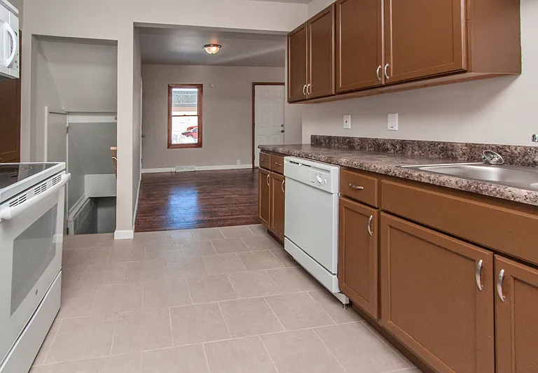 902 Titus Ave — Photo 2