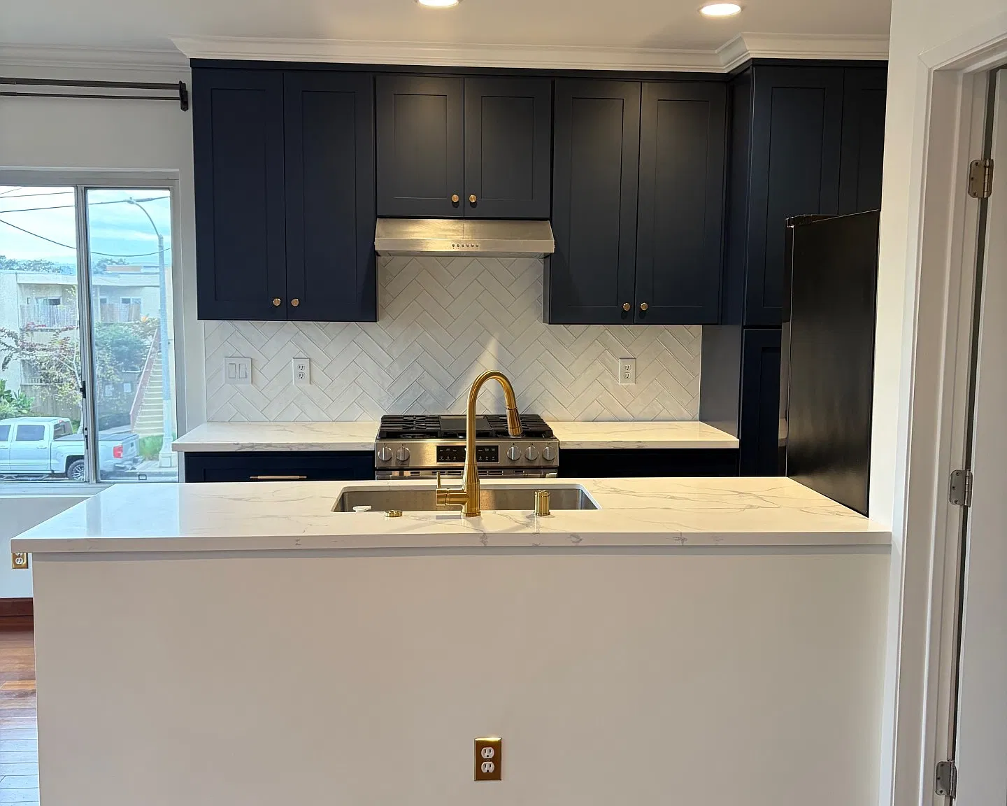 2 bed, 800 sqft, $4,450 — Photo 1