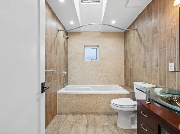 84 Gotham Avenue image 13 of 17