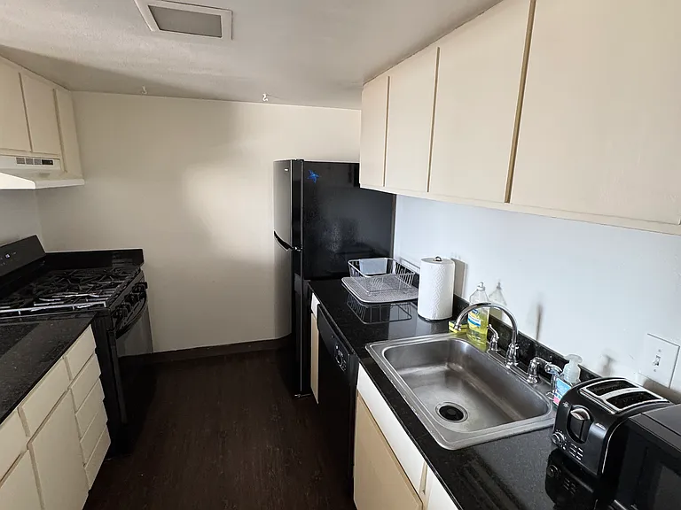 450 W 7th St #907 — Photo 5