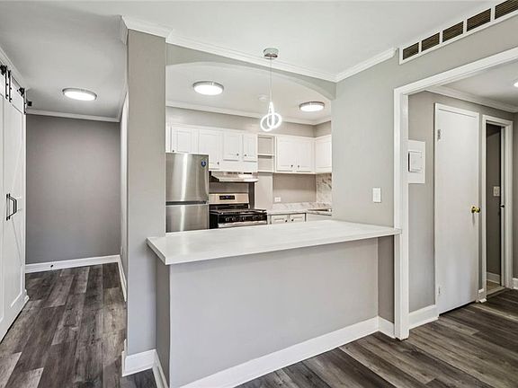 4th image of 2285 Peachtree Rd NE Unit 404