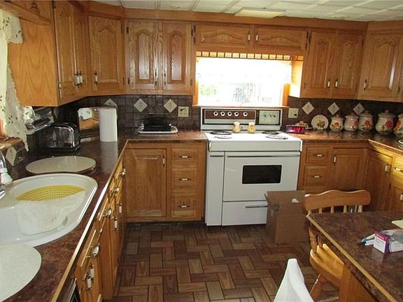 Beautiful oak kitchen with all appliances, Kitchen Island and ceramic tile floor and back splash. Washer and dryer are included 