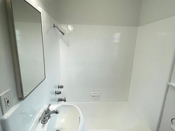2nd image of 1952 Pine Ave APT 6