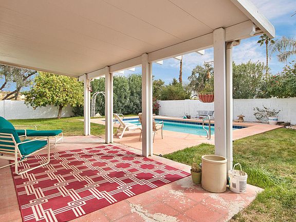 Entertainers back yard