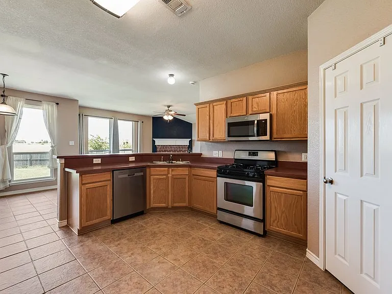 2200 Fieldcrest Dr — Photo 6