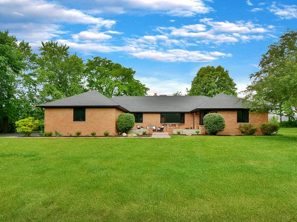 5 Bruce Cir N, Hawthorn Woods, IL 60047