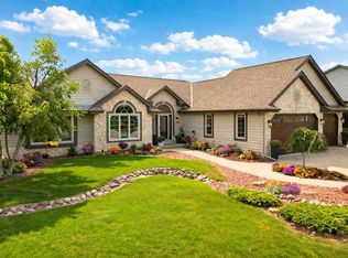 618 Two Rivers Dr, Mukwonago, WI 53149