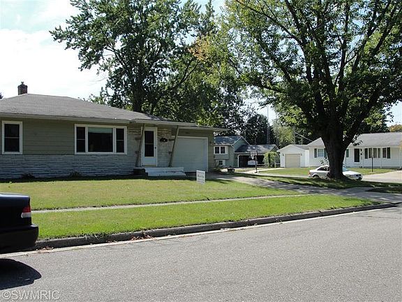 2nd image of 1001 Oakwood Dr