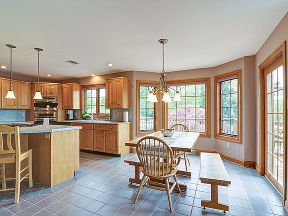 4th image of 4709 Essex Dr