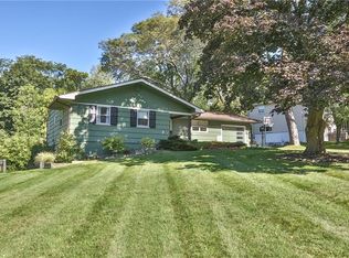 121 Burrows Hills Dr, Rochester, NY 14625