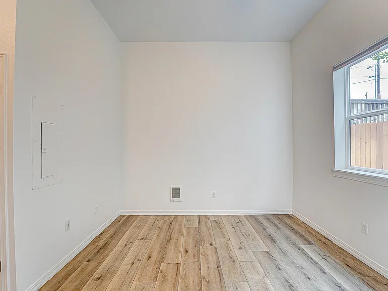 560 1st Ave N #105 — Photo 4