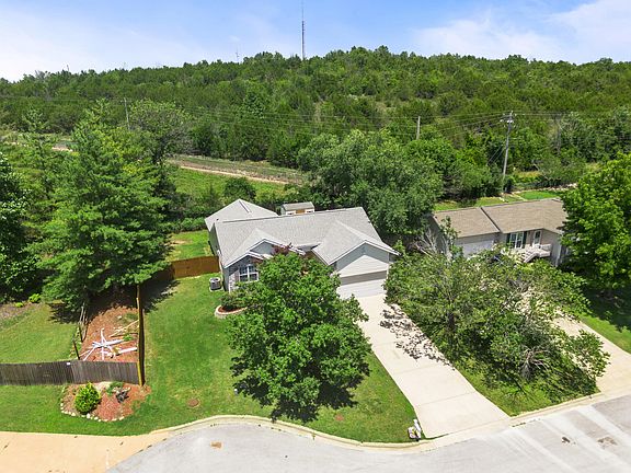 3rd image of 166 Teresa Terrace