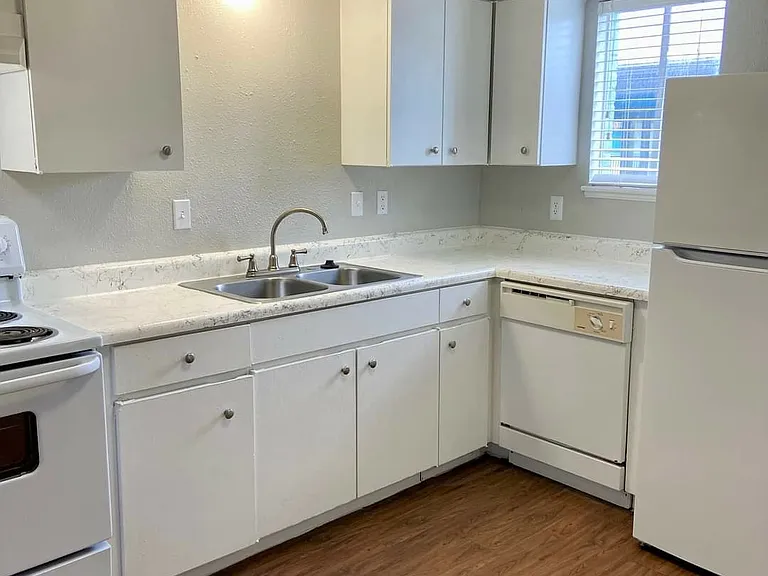4443 Ocean Dr — Photo 8