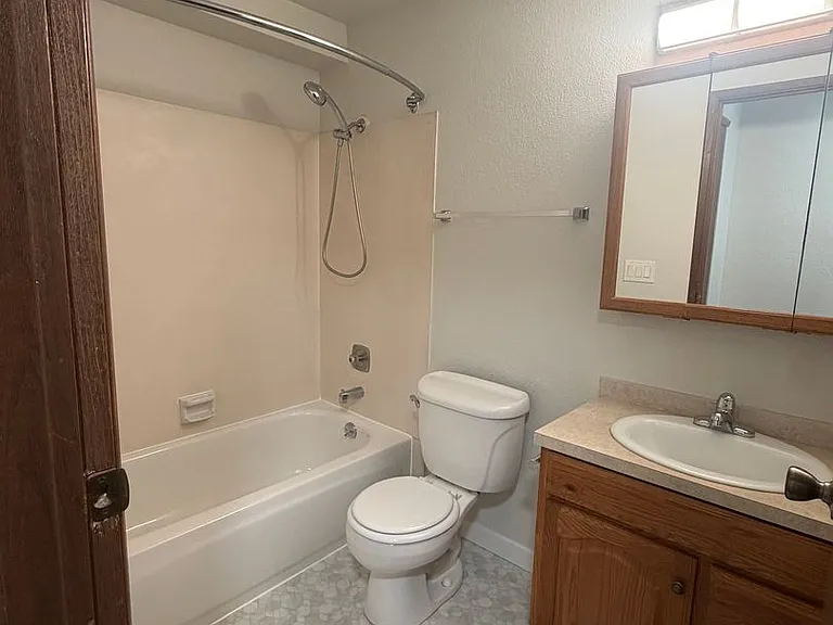 Carlynn Apartments — Photo 13