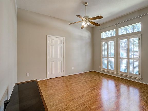 Entry room perfectly sized (14' x 11') for a dining or office equipped with plantain shutters. This house is in great condition.