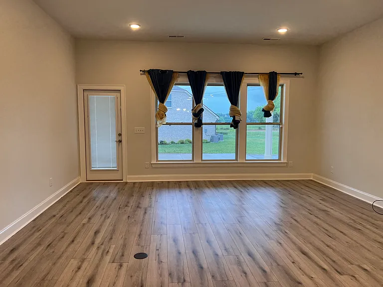 1126 Carlisle Pl — Photo 2