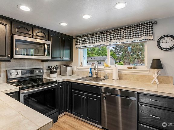 4th image of 713 NE 151st Avenue