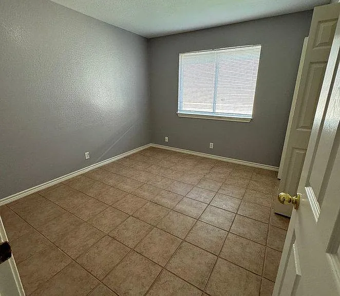 Secondary room 2 and closet