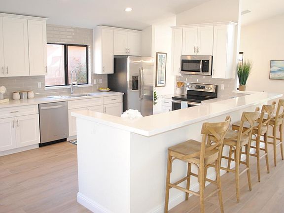 Large Great Room With Vaulted Ceilings