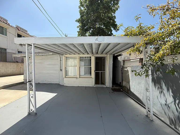 1116 Irving Ave — Photo 21