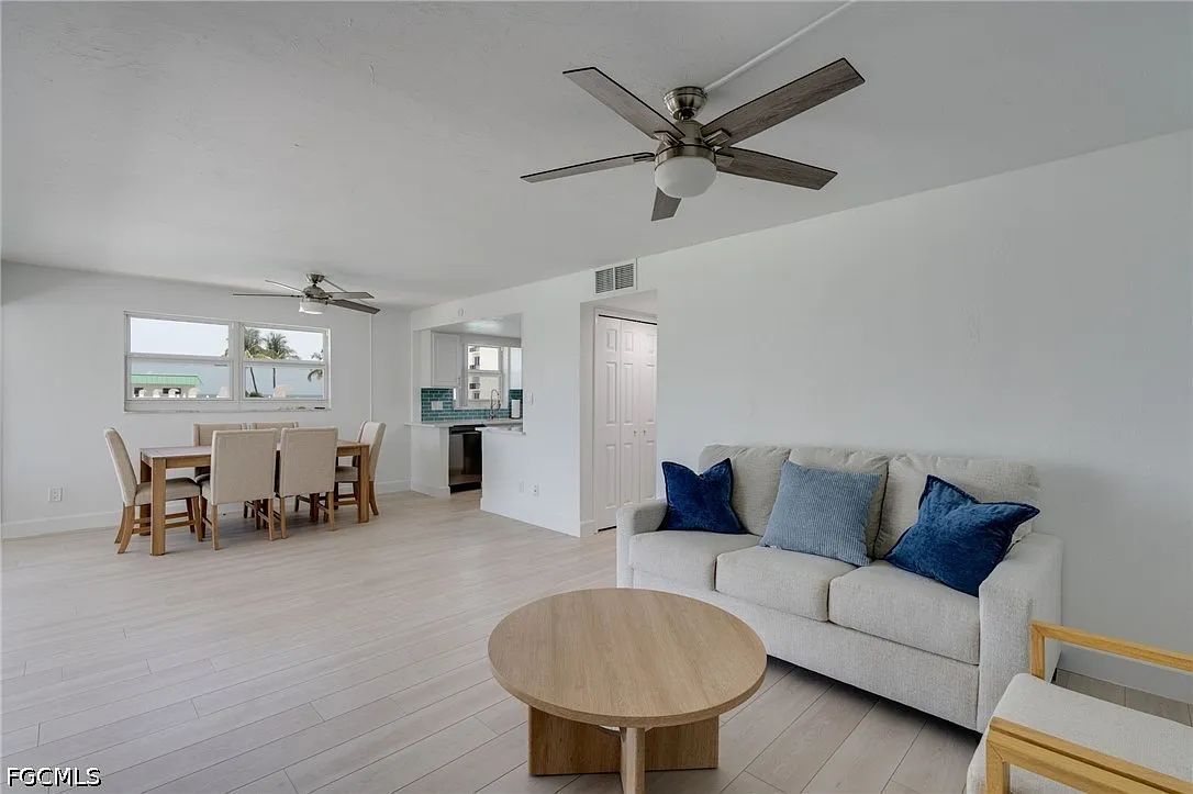 2 bed, 2.0 bath, 1055 sqft, $8,300 — Photo 3