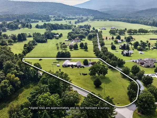 40 Bradford St, Swoope, VA 24479