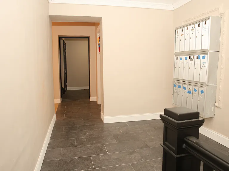 Noble Tudor Apartments — Photo 12