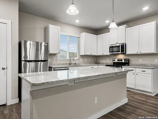 3 bed, 3.5 bath, 1931 sqft, $2,400 — Photo 3
