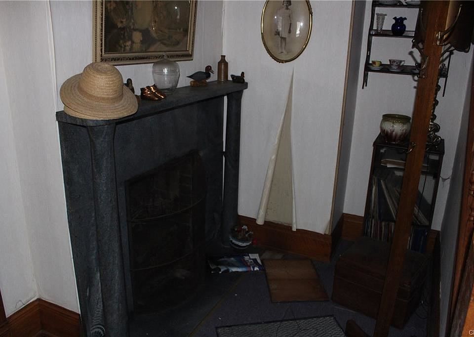 2nd image of 512 Webb St