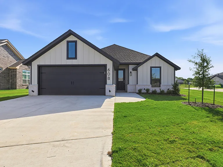 608 Violet Dr — Photo 1