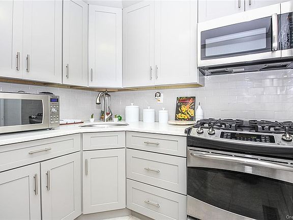 2nd image of 823 Jackson Ave #A
