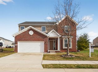 59684 Twin Pines Dr, New Hudson, MI 48165