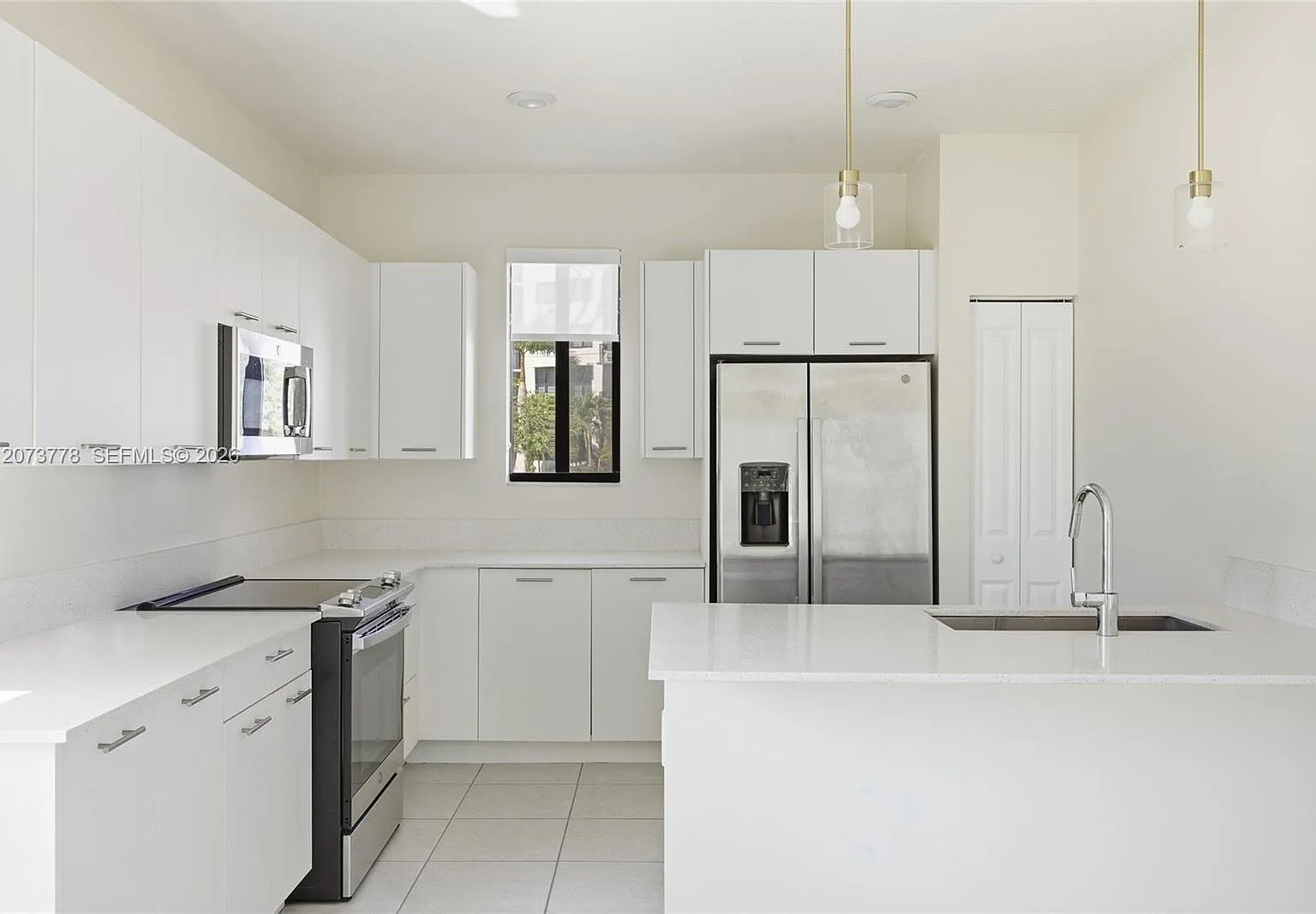 3 bed, 4.0 bath, 1979 sqft, $4,650 — Photo 3