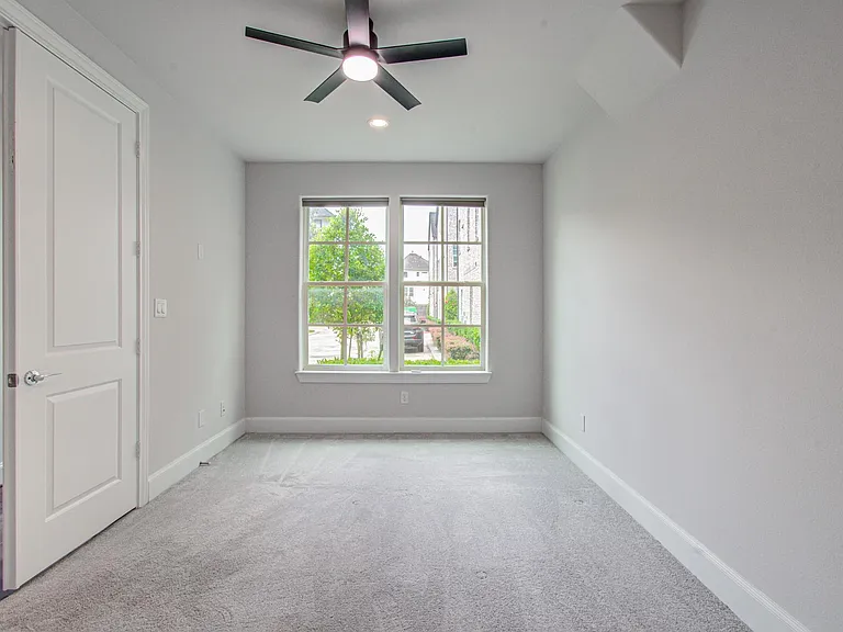 9532 London Bridge Sta — Photo 11