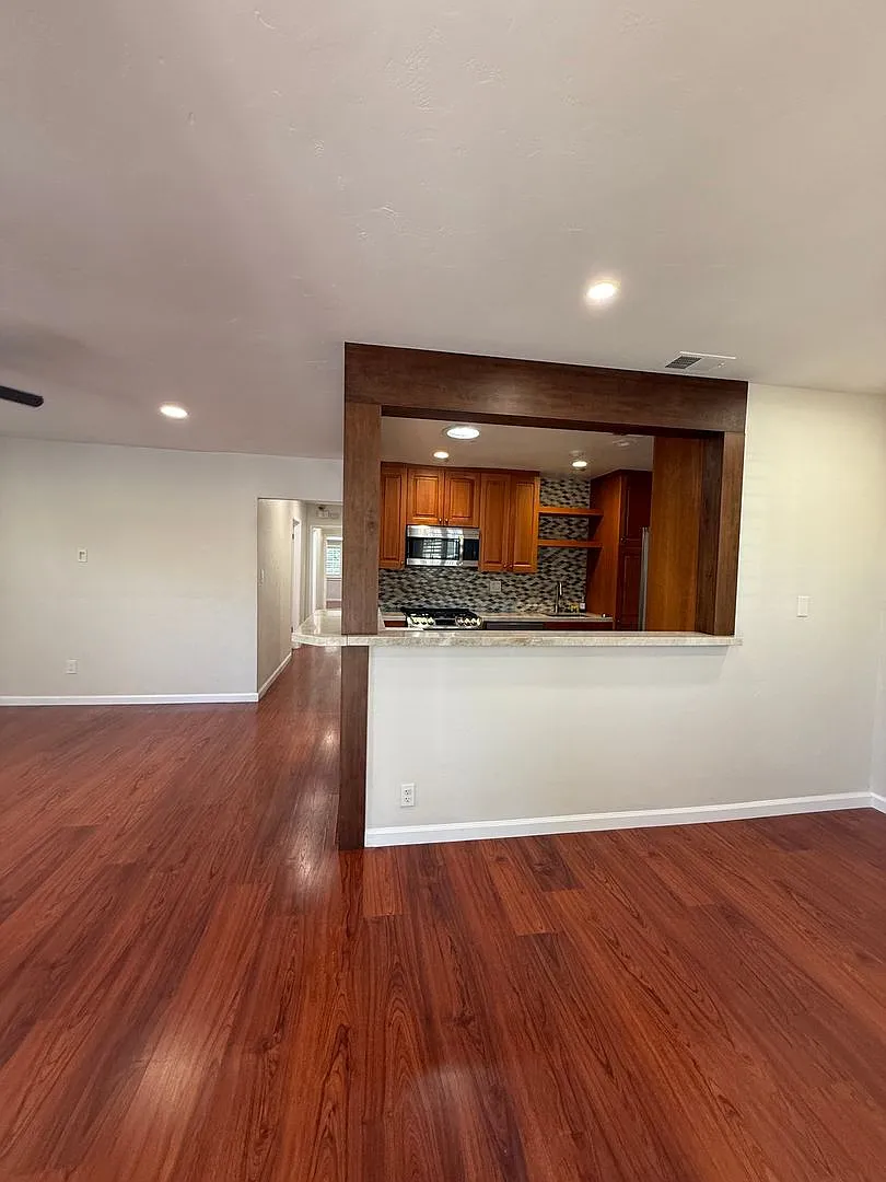 4 bedroom 2 1/2 bath Home — Photo 3