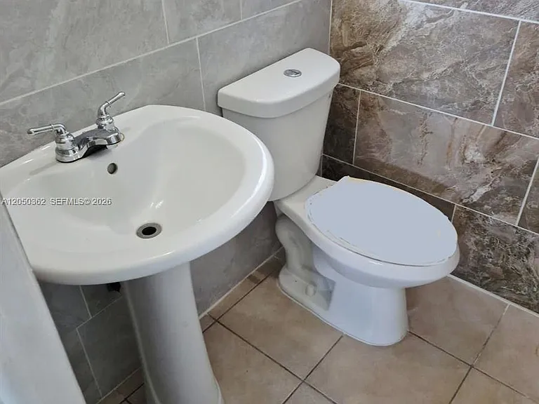 724 SW 7th Ter #12 — Photo 6
