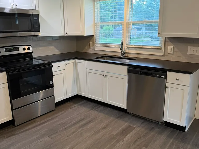 391 Lakeview Dr — Photo 4