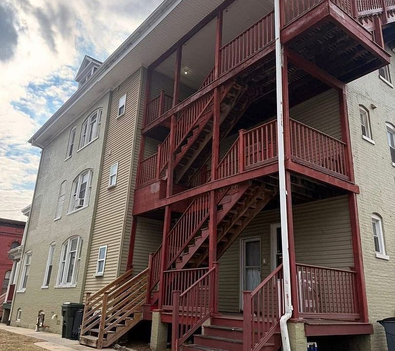 2nd image of 428 W Washington St
