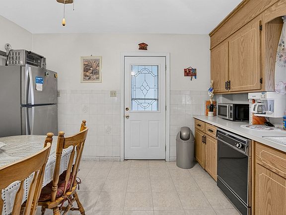 5th image of 549 Main St