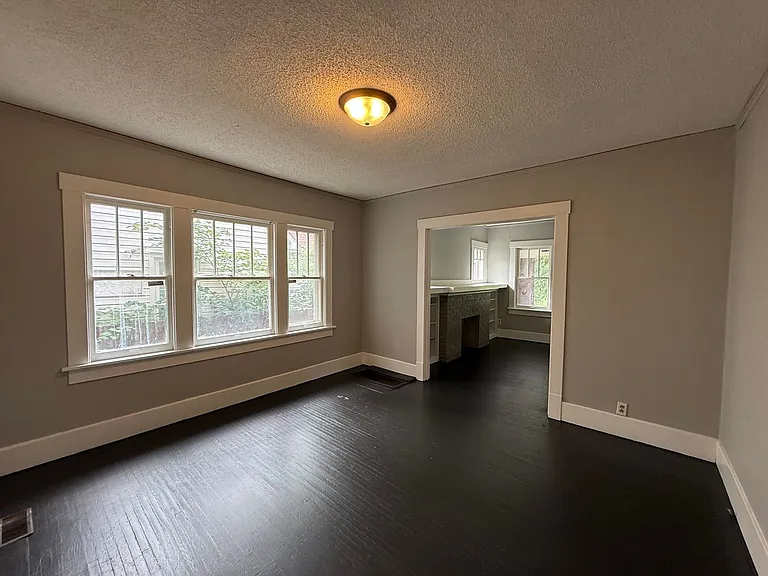 1454 E Main St — Photo 8