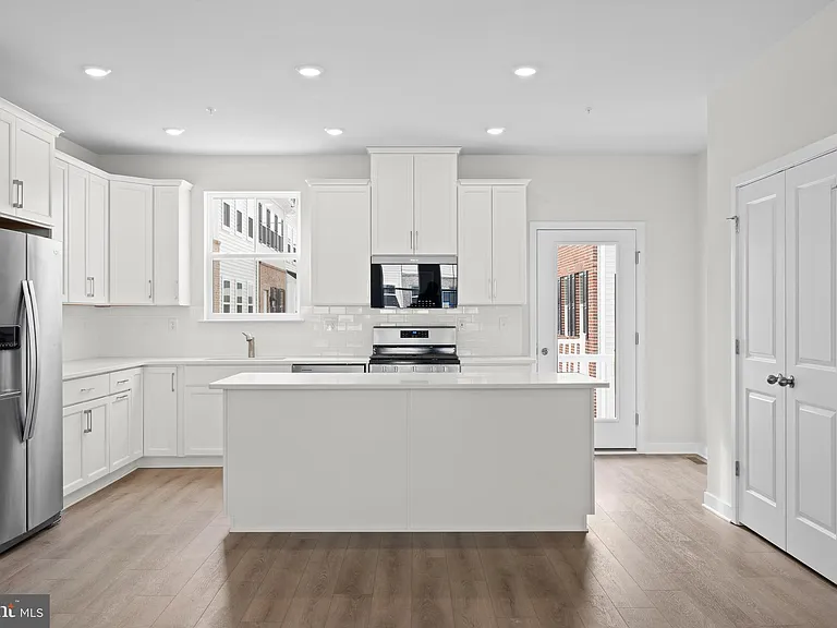 56 Continental Way — Photo 10