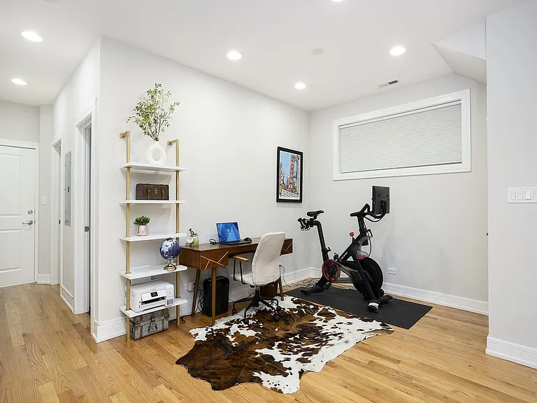 821 W Roscoe St #1 — Photo 117